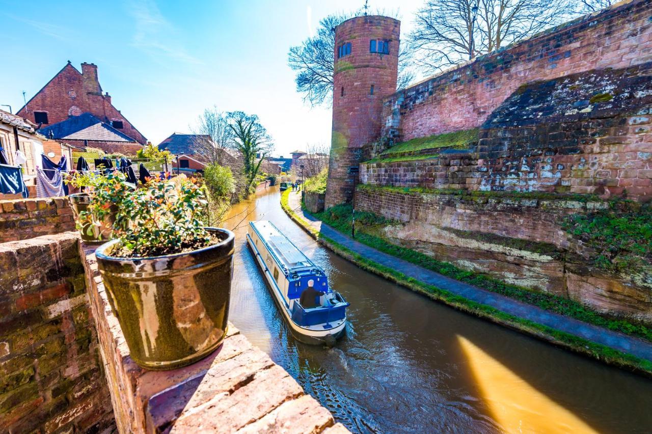Stylish Home With Canal Views Chester Exterior foto