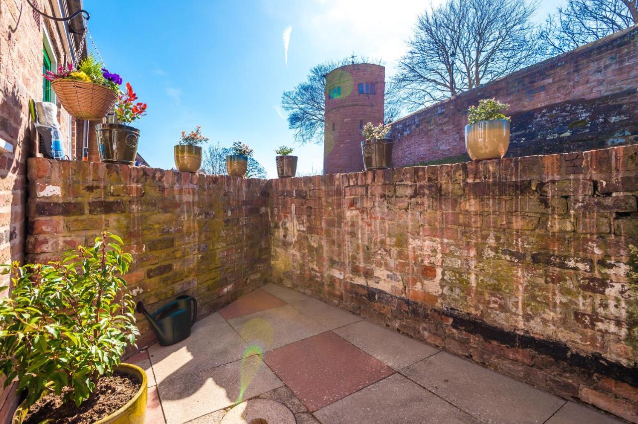 Stylish Home With Canal Views Chester Exterior foto