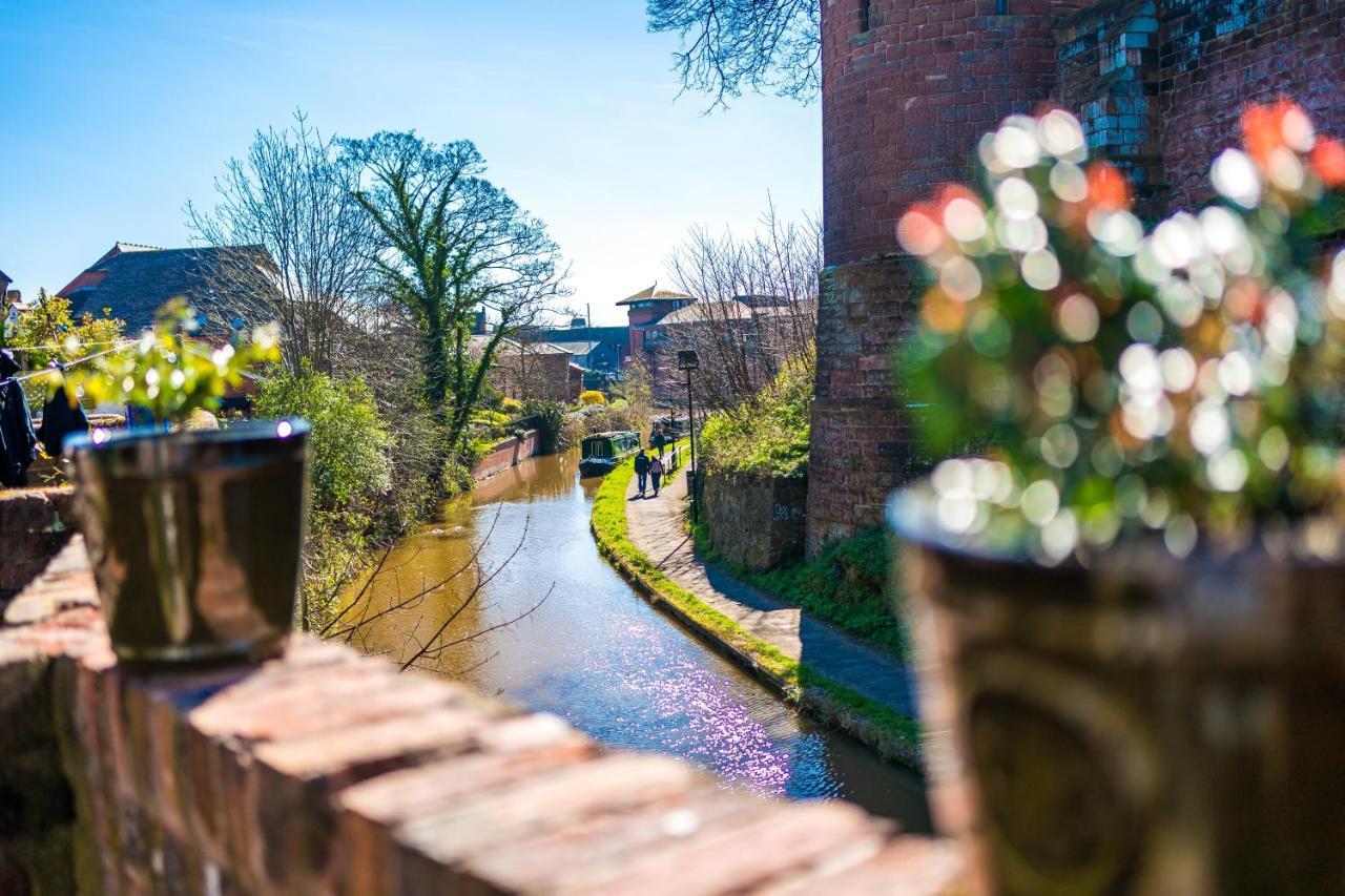 Stylish Home With Canal Views Chester Exterior foto